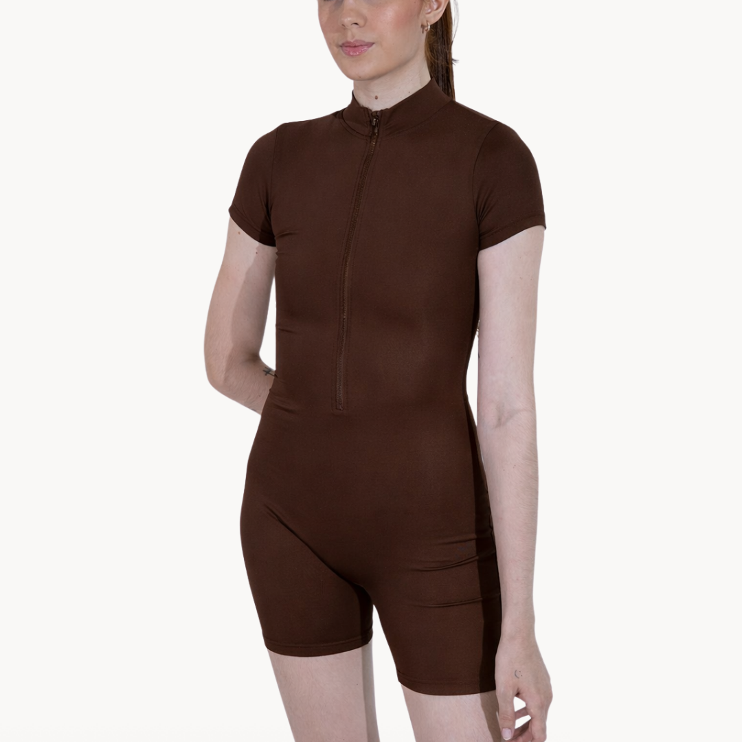 Macaquinho coringa marrom ELLEVE.COM com zíper frontal e modelagem ajustada que valoriza o corpo com efeito segunda pele. Confortável, minimalista e versátil para diferentes momentos do dia. Disponível na USELLEVE, loja oficial ELLEVE no site USELLEVE.COM.