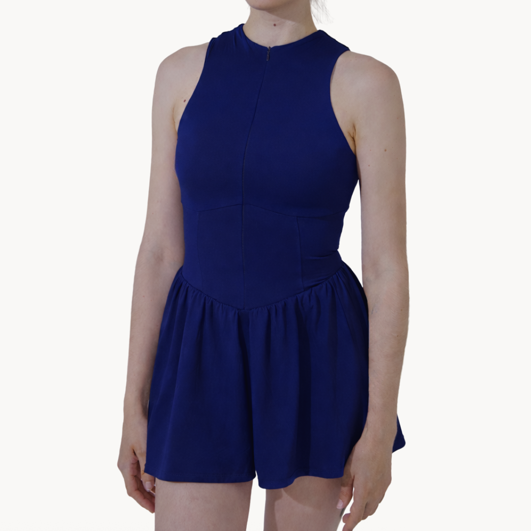 Macaquinho Grace azul ELLEVE.COM  com modelagem estruturada na parte superior e saia fluida que traz leveza e movimento. Peça elegante, confortável e versátil para diferentes ocasiões. Disponível na USELLEVE, loja oficial ELLEVE no site USELLEVE.COM.