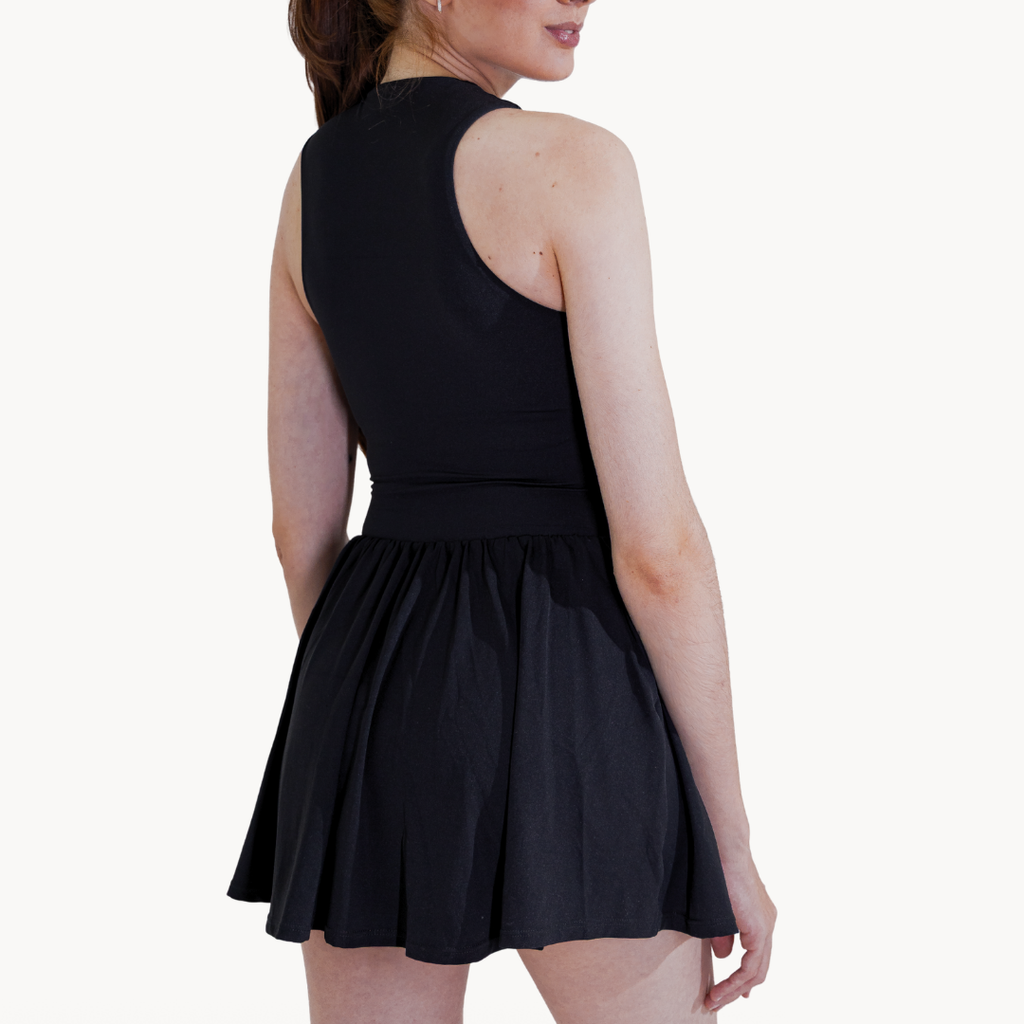 Macaquinho Grace preto ELLEVE.COM com modelagem ajustada na parte superior e saia fluida que traz leveza ao visual. Design elegante e confortável, ideal para diferentes ocasiões. Disponível na USELLEVE, loja oficial ELLEVE no site USELLEVE.COM.