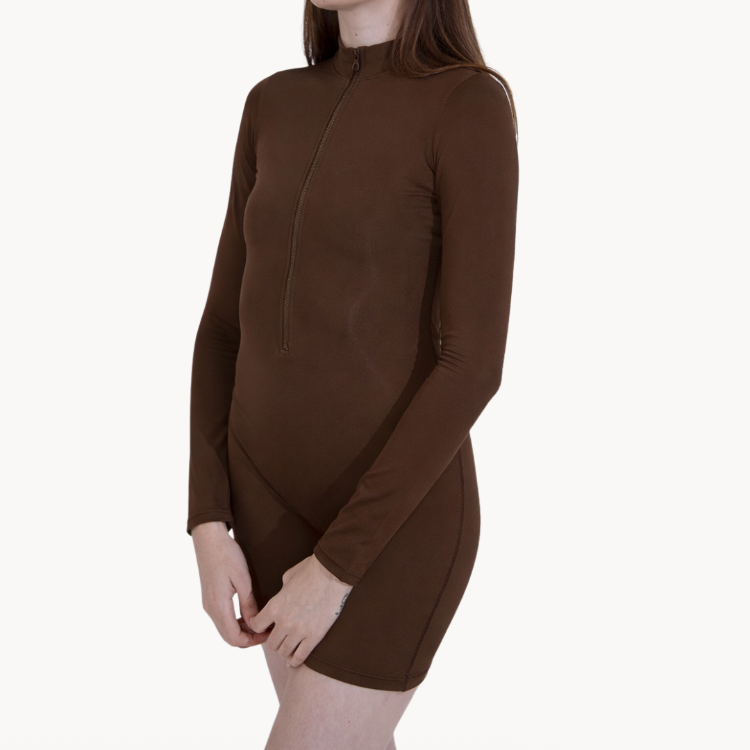 USELLEVE
Macacão feminino ELLEVE marrom com manga longa, zíper frontal e design ajustado. ELLEVE.COM Ideal para treino ou estilo casual, com tecido flexível e confortável
USELLEVE.COM MACAQUINHO HALF MID MARROM
