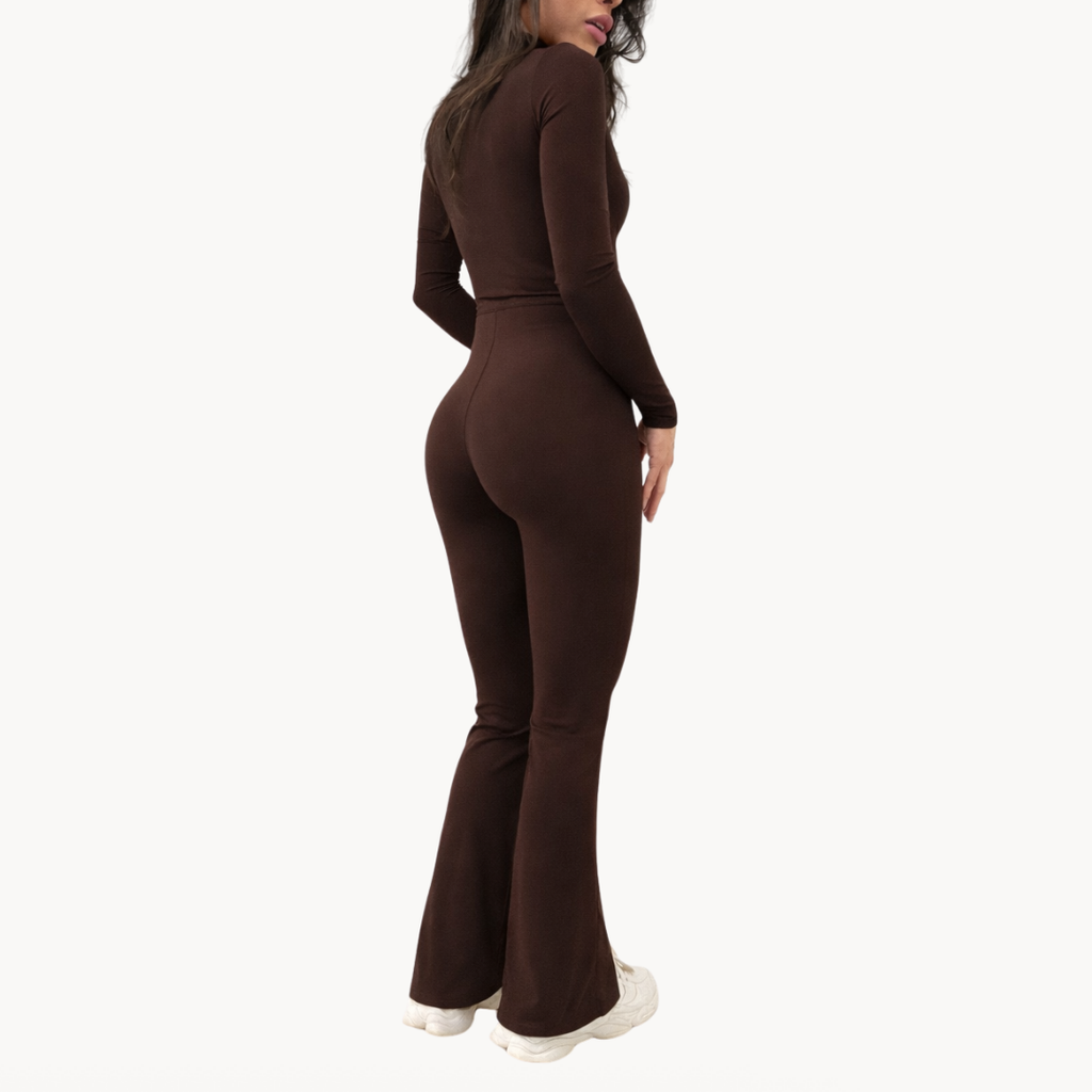 Macaquinho flare marrom ELLEVE SCULPY com modelagem que valoriza o corpo e efeito segunda pele. Elegante, confortável e sofisticado. Disponível na uselleve, loja oficial ELLEVE em uselleve.com.