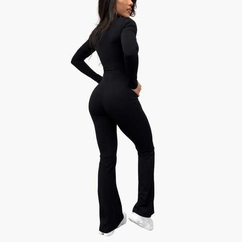 Macaquinho flare preto ELLEVE SCULPY com modelagem que valoriza a silhueta e efeito segunda pele. Elegante, confortável e versátil. Compre na uselleve, loja oficial ELLEVE em uselleve.com