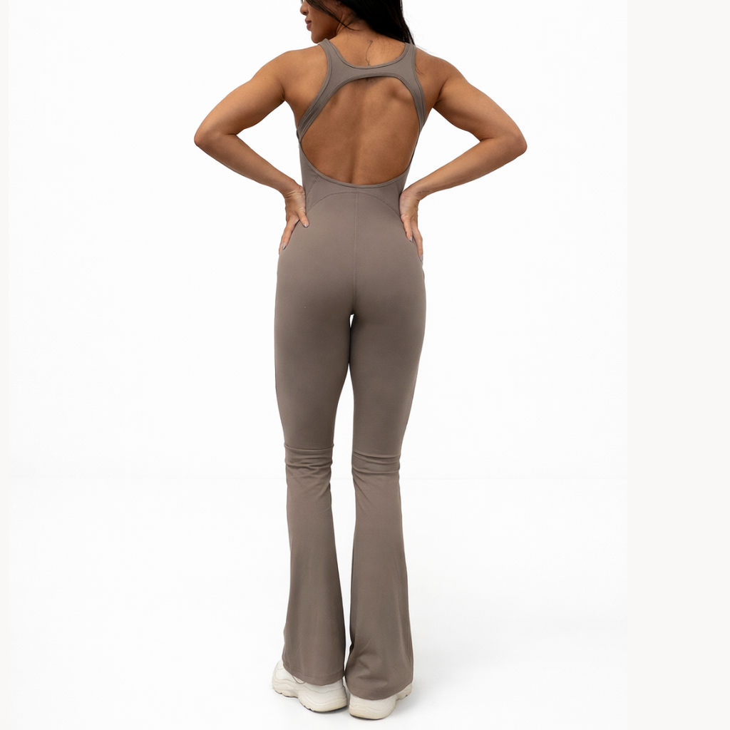 Macaquinho flow bege ELLEVE com efeito segunda pele e ajuste perfeito ao corpo. Desenvolvido pela ELLEVE com tecido tecnológico, oferece conforto, elasticidade e caimento impecável.

Peça feminina, elegante e versátil, ideal para o dia a dia, treinos ou composições athleisure. Design minimalista que valoriza a silhueta sem marcar.

Compre na uselleve, loja oficial ELLEVE em uselleve.com.