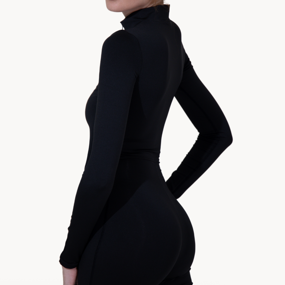 Macacão feminino ELLEVE preto, de perfil, com manga longa e zíper frontal. Design anatômico que proporciona conforto e flexibilidade, ideal para atividades físicas e treinos intensos.
USELLEVE_ELLEVE.COM_MACAQUINHO FULLBODY PRETO LATERAL
Compre na uselleve, loja oficial ELLEVE em uselleve.com.