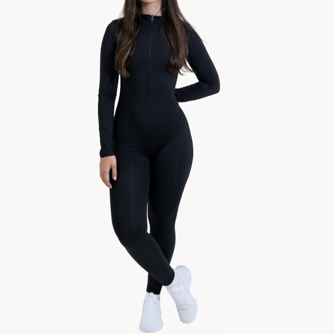 Macaquinho full body preto inteiro ELLEVE com mangas longas e zíper frontal, desenvolvido para envolver o corpo com ajuste preciso e efeito segunda pele. 
A versão inteira reforça a proposta de peça única e funcional, com estética minimalista e sofisticada que valoriza a silhueta com naturalidade. Ideal para compor looks athleisure ou para uma rotina dinâmica com elegância.Compre na uselleve, loja oficialCompre na uselleve, loja oficial ELLEVE em uselleve.com.