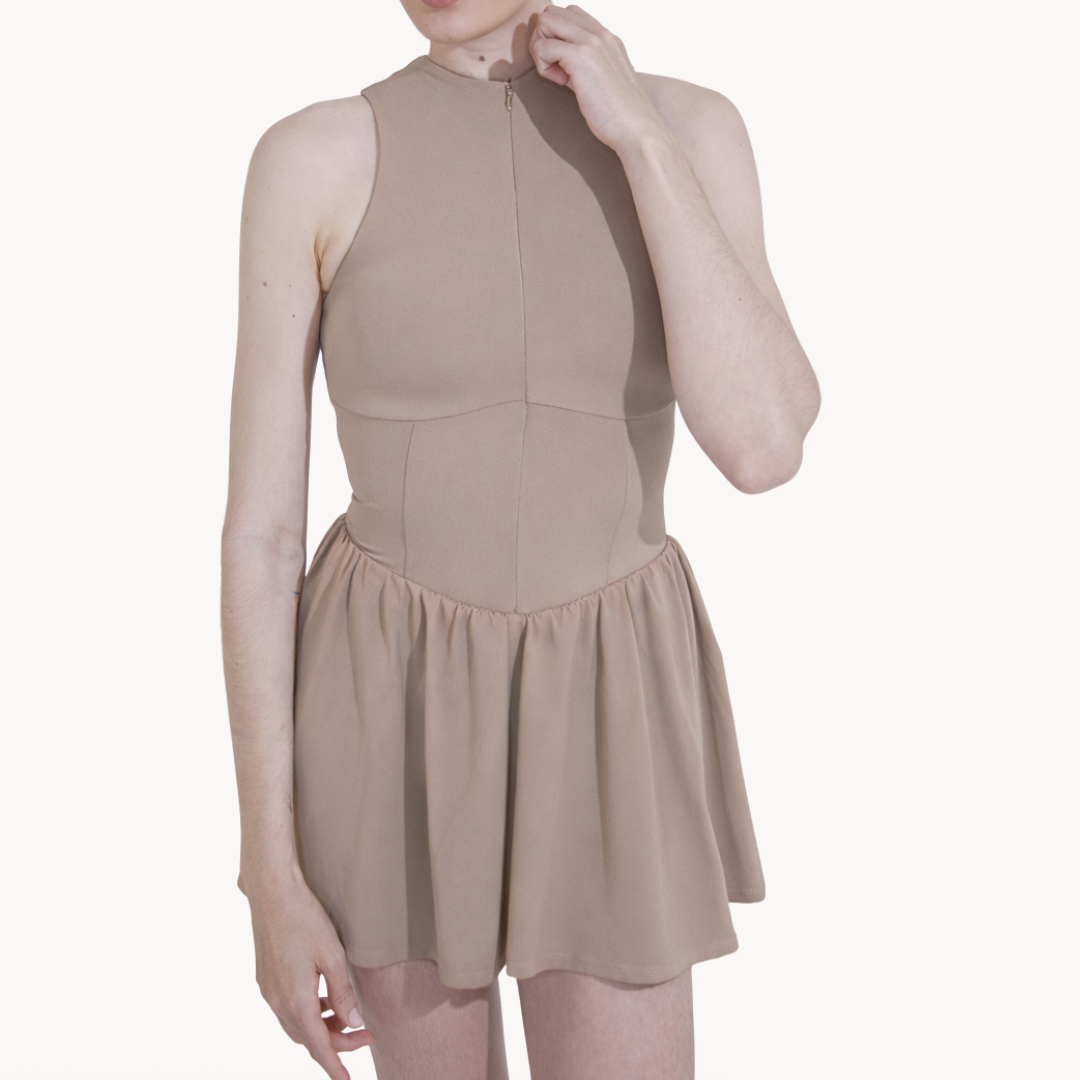 Macaquinho Grace bege areia ELLEVE.COM com modelagem estruturada na parte superior e saia fluida que valoriza o movimento. Peça sofisticada, confortável e versátil para diferentes ocasiões. Disponível na USELLEVE, loja oficial ELLEVE no site USELLEVE.COM.