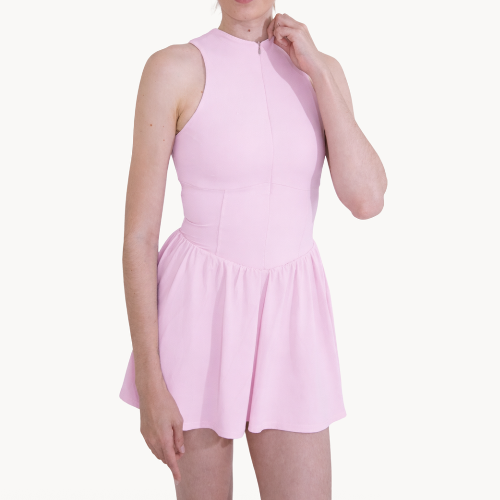 Macaquinho Grace rosa ELLEVE.COM com modelagem estruturada na parte superior e saia fluida que valoriza o movimento. Peça delicada, confortável e versátil para diferentes ocasiões. Disponível na USELLEVE, loja oficial ELLEVE no site USELLEVE.COM.