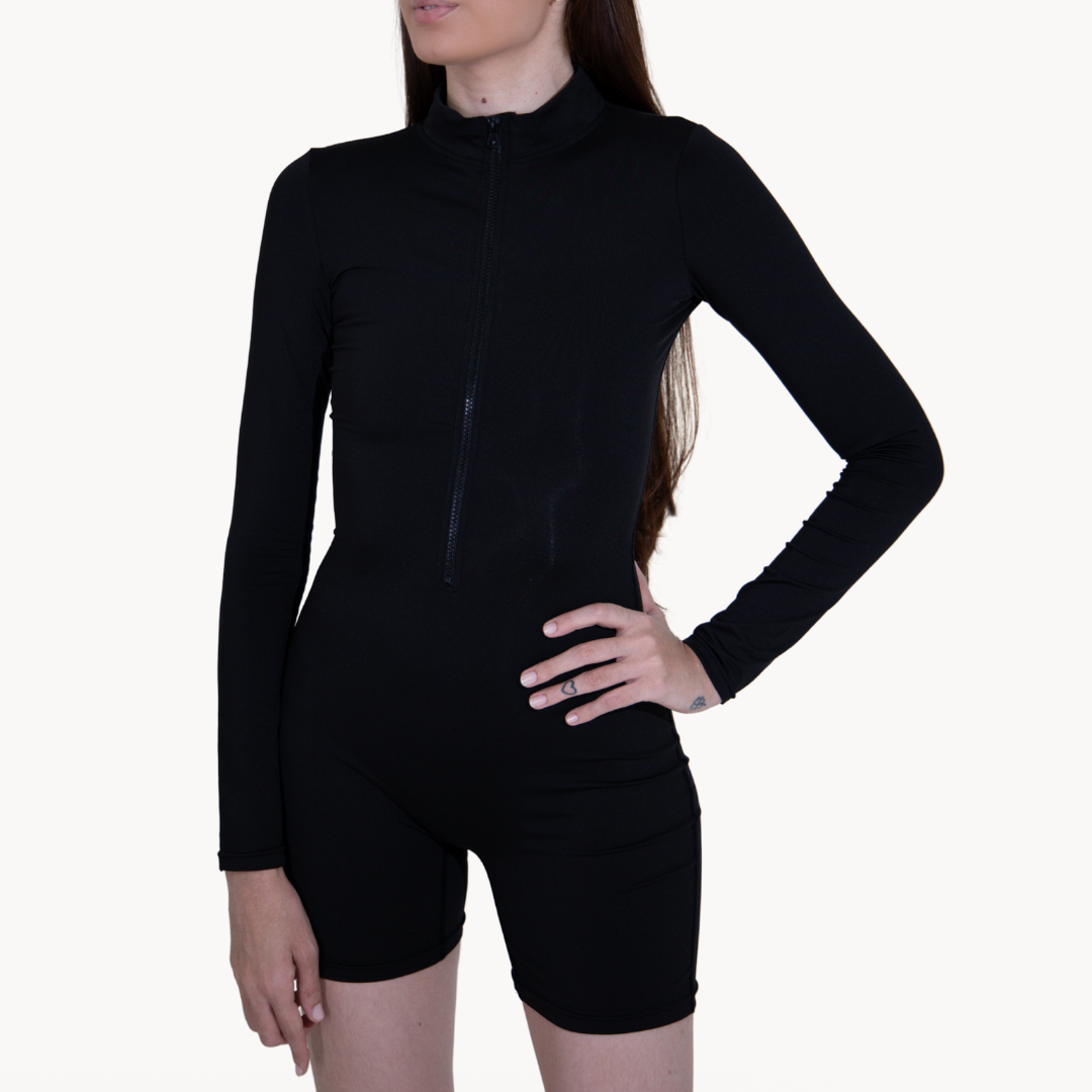 Macaquinho half mid preto ELLEVE com mangas longas, zíper frontal e efeito segunda pele. Modelagem ajustada, tecido elástico e respirável para conforto no dia a dia ou treino. Design minimalista e versátil. ELLEVE,USELLEVE,USELLEVE.COM.