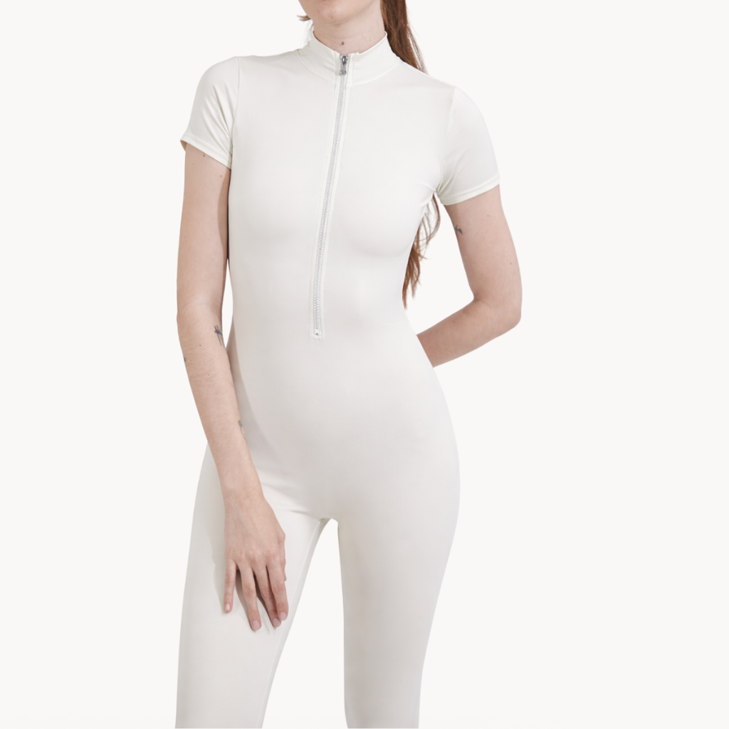 Macacão fitness feminino ELLEVE, modelo Fullbody na cor branca, com zíper frontal e manga curta. Ideal para treino funcional, yoga e atividades diárias, com tecido respirável e confortável
Compre na uselleve, loja oficial ELLEVE em uselleve.com.