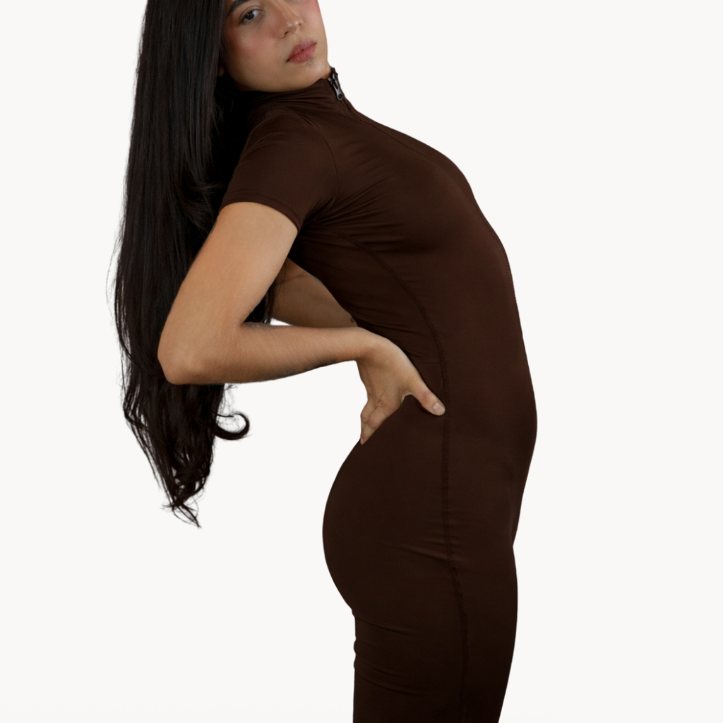 Macaquinho mid MARROM ELLEVE com design minimalista e modelagem ajustada que acompanha o corpo com precisão. Desenvolvido com tecido tecnológico, proporciona respirabilidade, elasticidade e conforto ao longo do dia.
Ideal para treinos, rotina ou composições athleisure com estética limpa e funcional.
Compre na uselleve,loja oficial ELLEVE em uselleve.com.