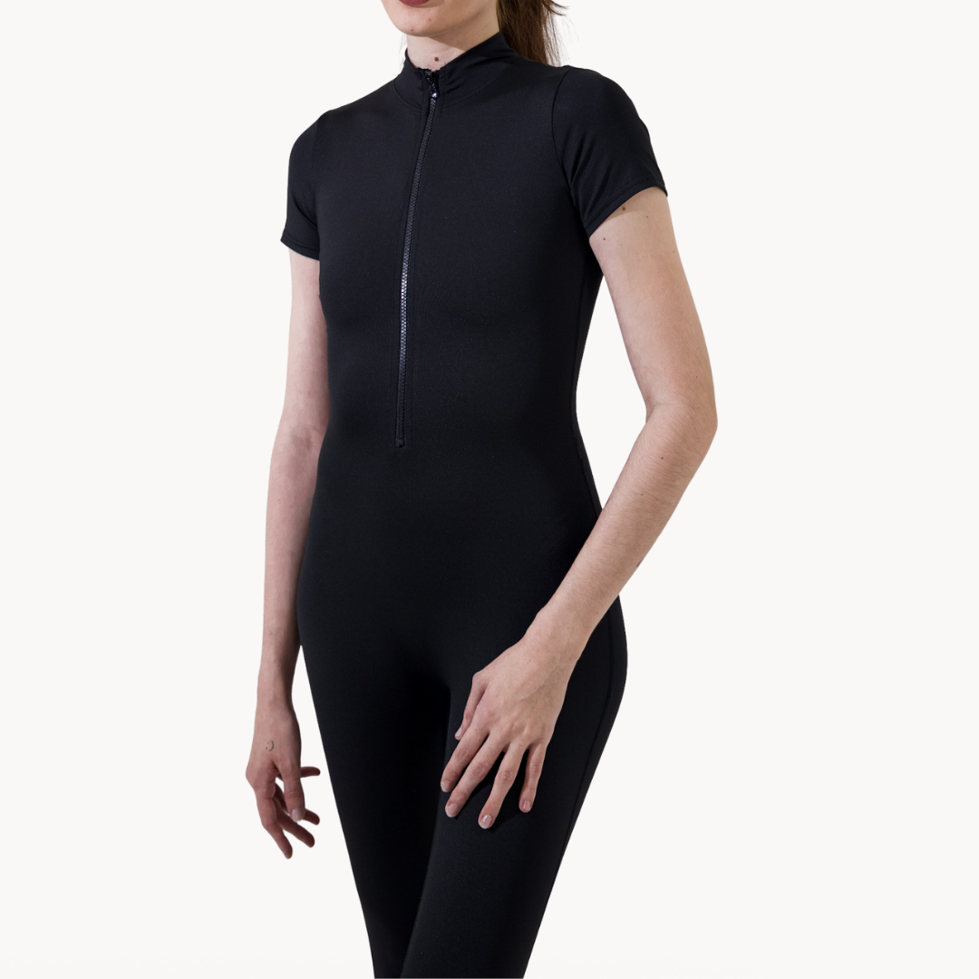 Detalhes do macaquinho mid preto ELLEVE com efeito segunda pele e acabamento impecável. Desenvolvido pela ELLEVE com tecido tecnológico, oferece conforto, elasticidade e caimento preciso ao corpo.

Peça feminina, elegante e versátil, com design minimalista que valoriza a silhueta e evidencia a qualidade dos materiais e construção.

Compre na uselleve, loja oficial ELLEVE em uselleve.com.