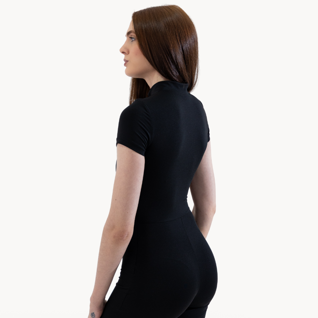 Macaquinho mid preto ELLEVE em vista lateral, com efeito segunda pele e ajuste perfeito ao corpo. Desenvolvido pela ELLEVE com tecido tecnológico, oferece conforto, elasticidade e caimento impecável.

Peça feminina, elegante e versátil, ideal para o dia a dia, treinos ou composições athleisure. Design minimalista que valoriza a silhueta sem marcar.

Compre na uselleve, loja oficial ELLEVE em uselleve.com.