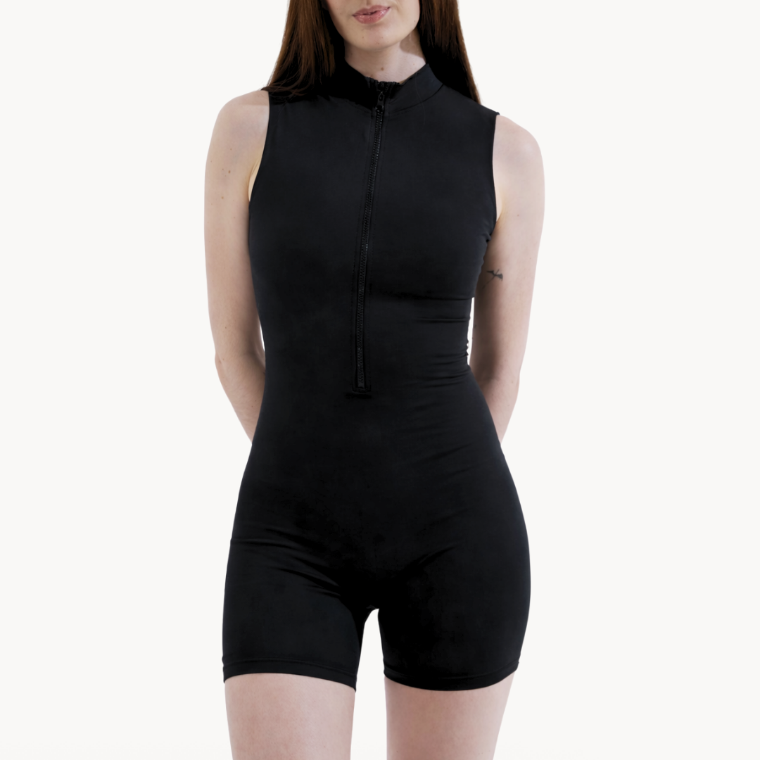  ELLEVE  Macaquinho fitness preto Elleve curto estilo biker com gola alta e zíper frontal, tecido justo estilo segunda pele e modelagem esportiva feminina. USELLEVE-ELLEVE.COM-MACAQUINHO_BODY_ZIP_PRETO