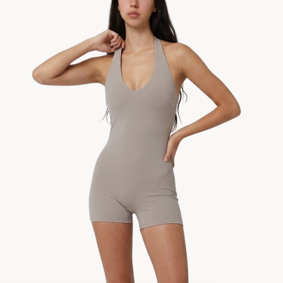 Macaquinho fitness feminino areia estilo moda contemporanea seamless body halter, macacão fitness feminino para academia, treino, urbano, wellness, pilates e yoga, musculação,  roupa fitness feminina com tecido tecnológico e modelagem ajustada da uselleve elleve elleve.com

