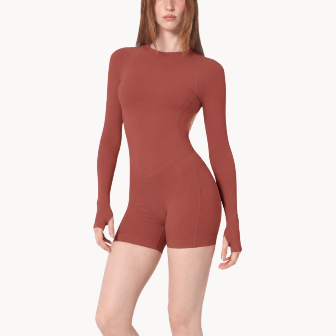 
 Macaquinho fitness feminino seamless estilo moderno body halter, macacão fitness feminino para academia, treino, urbano, wellness, pilates e yoga, roupa fitness feminina com tecido tecnológico e Modelagem ajustada da uselleve elleve elleve.com 