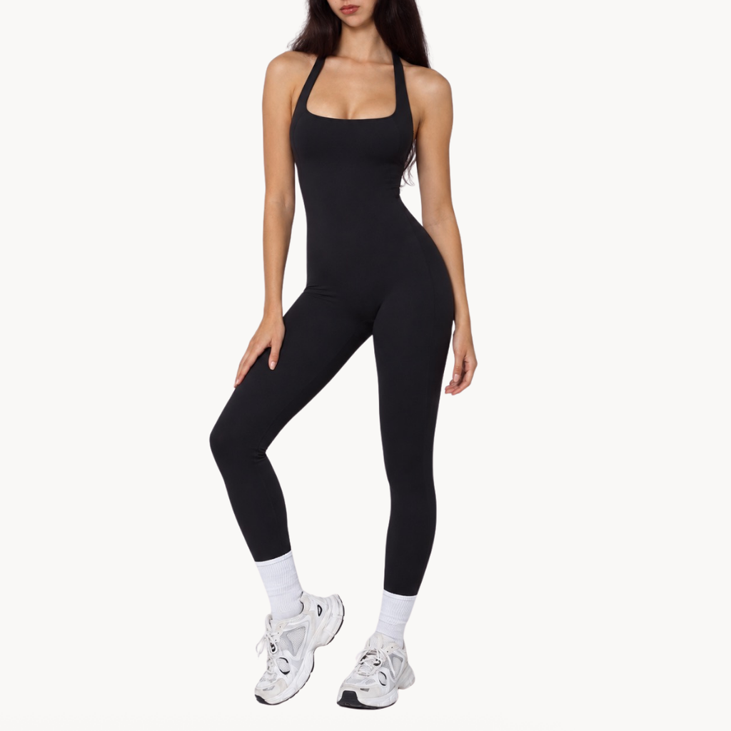 Macaquinho fitness feminino seamless preto estilo body halter, macacão fitness feminino para academia, treino, urbano, wellness, pilates e yoga, roupa fitness feminina com tecido tecnológico e modelagem ajustada da uselleve elleve elleve.com 