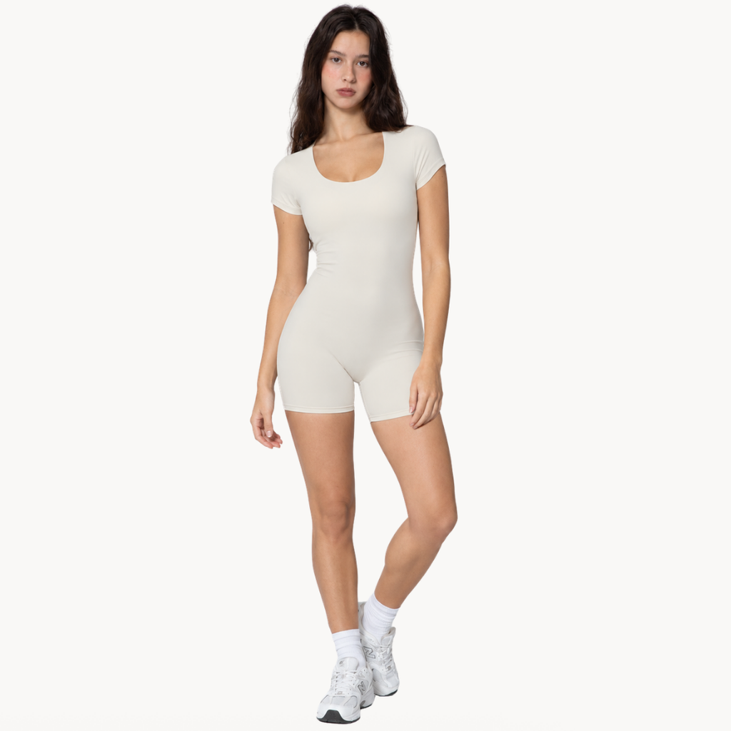 Macaquinho fitness feminino seamless areia estilo body halter, macacão fitness feminino para academia, treino, urbano, wellness, pilates e yoga, roupa fitness feminina com tecido tecnológico e modelagem ajustada da uselleve elleve elleve.com
