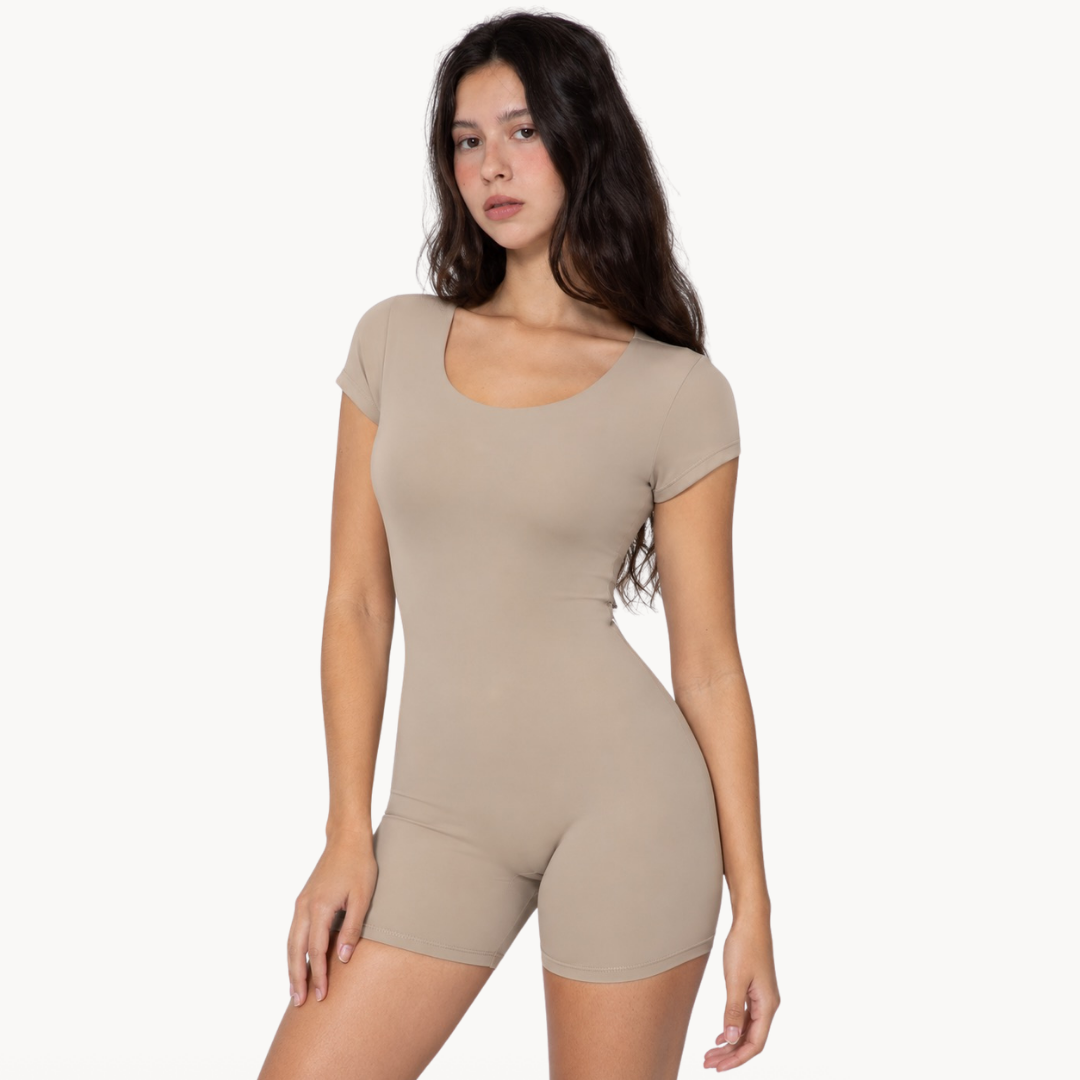 Macaquinho fitness feminino seamless areia estilo body halter, macacão fitness feminino para academia, treino, urbano, wellness, pilates e yoga, roupa fitness feminina com tecido tecnológico e modelagem ajustada da uselleve elleve elleve.com