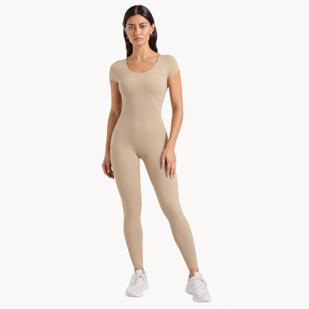 Macaquinho fitness feminino seamless preto estilo body halter, macacão fitness feminino para academia, treino, urbano, wellness, pilates e yoga, roupa fitness feminina com tecido tecnológico e modelagem ajustada da uselleve elleve elleve.com  
