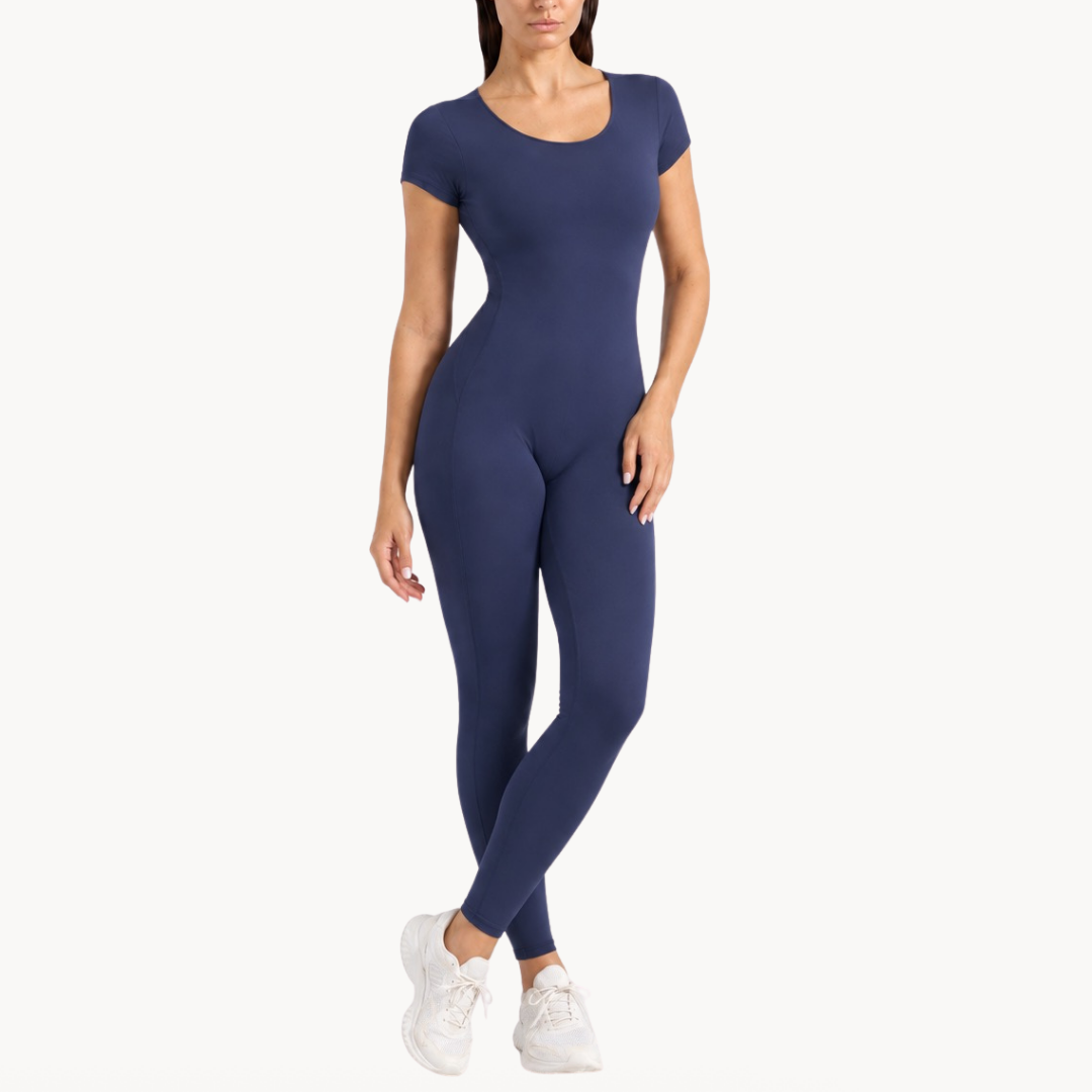 Macaquinho fitness feminino seamless preto estilo body halter, macacão fitness feminino para academia, treino, urbano, wellness, pilates e yoga, roupa fitness feminina com tecido tecnológico e modelagem ajustada da uselleve elleve elleve.com  

