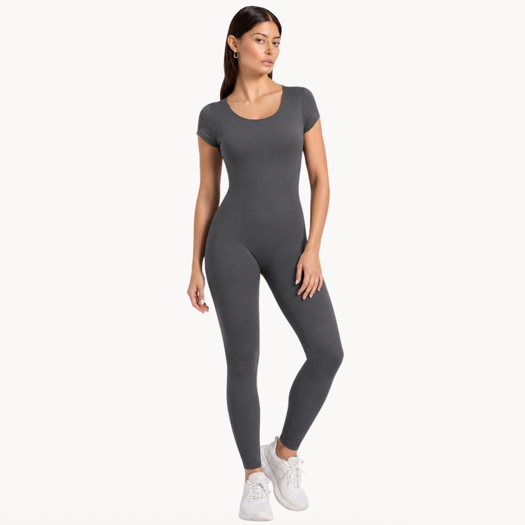 

Macaquinho fitness feminino seamless preto estilo body halter, macacão fitness feminino para academia, treino, urbano, wellness, pilates e yoga, roupa fitness feminina com tecido tecnológico e modelagem ajustada da uselleve elleve elleve.com  
