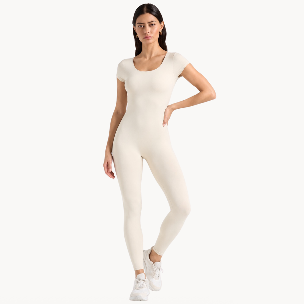 Macaquinho fitness feminino seamless preto estilo body halter, macacão fitness feminino para academia, treino, urbano, wellness, pilates e yoga, roupa fitness feminina com tecido tecnológico e modelagem ajustada da uselleve elleve elleve.com  
