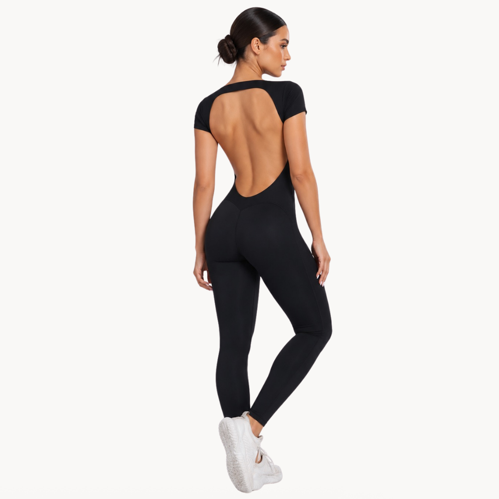 
Macaquinho fitness feminino seamless preto estilo body halter, macacão fitness feminino para academia, treino, urbano, wellness, pilates e yoga, roupa fitness feminina com tecido tecnológico e modelagem ajustada da uselleve elleve elleve.com  
