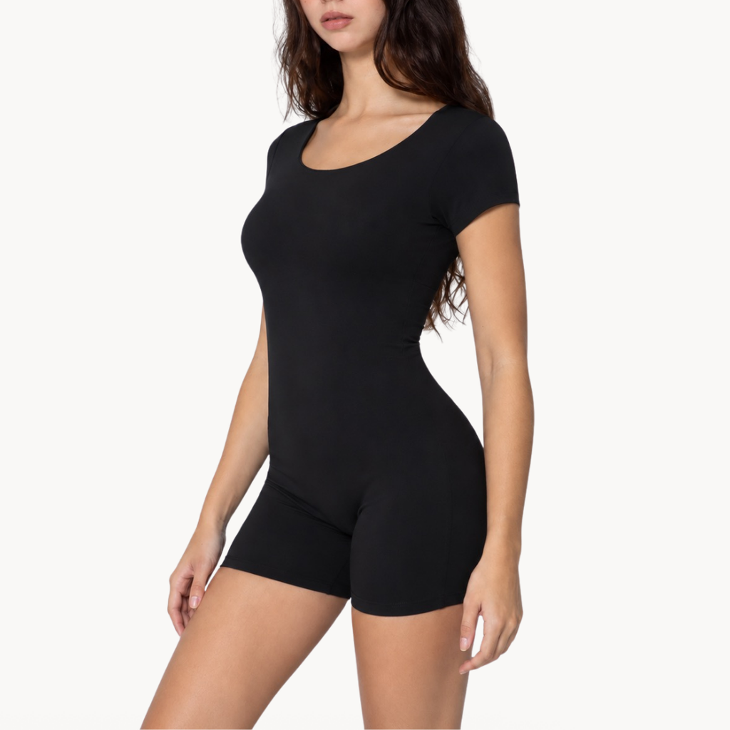 Macaquinho fitness feminino seamless preto estilo body halter, macacão fitness feminino para academia, treino, urbano, wellness, pilates e yoga, roupa fitness feminina com tecido tecnológico e modelagem ajustada da uselleve elleve elleve.com