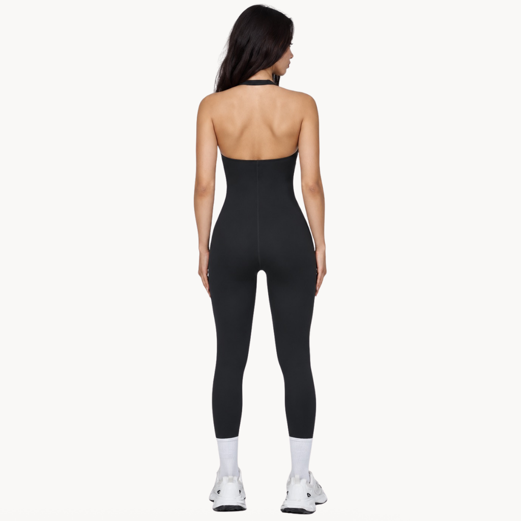 Macaquinho fitness feminino seamless preto estilo body halter, macacão fitness feminino para academia, treino, urbano, wellness, pilates e yoga, roupa fitness feminina com tecido tecnológico e modelagem ajustada da uselleve elleve elleve.com 