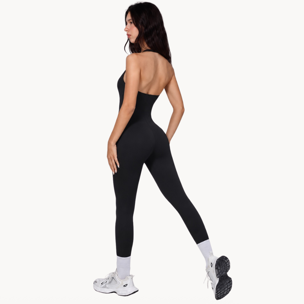 Macaquinho fitness feminino seamless preto estilo body halter, macacão fitness feminino para academia, treino, urbano, wellness, pilates e yoga, roupa fitness feminina com tecido tecnológico e modelagem ajustada da uselleve elleve elleve.com 