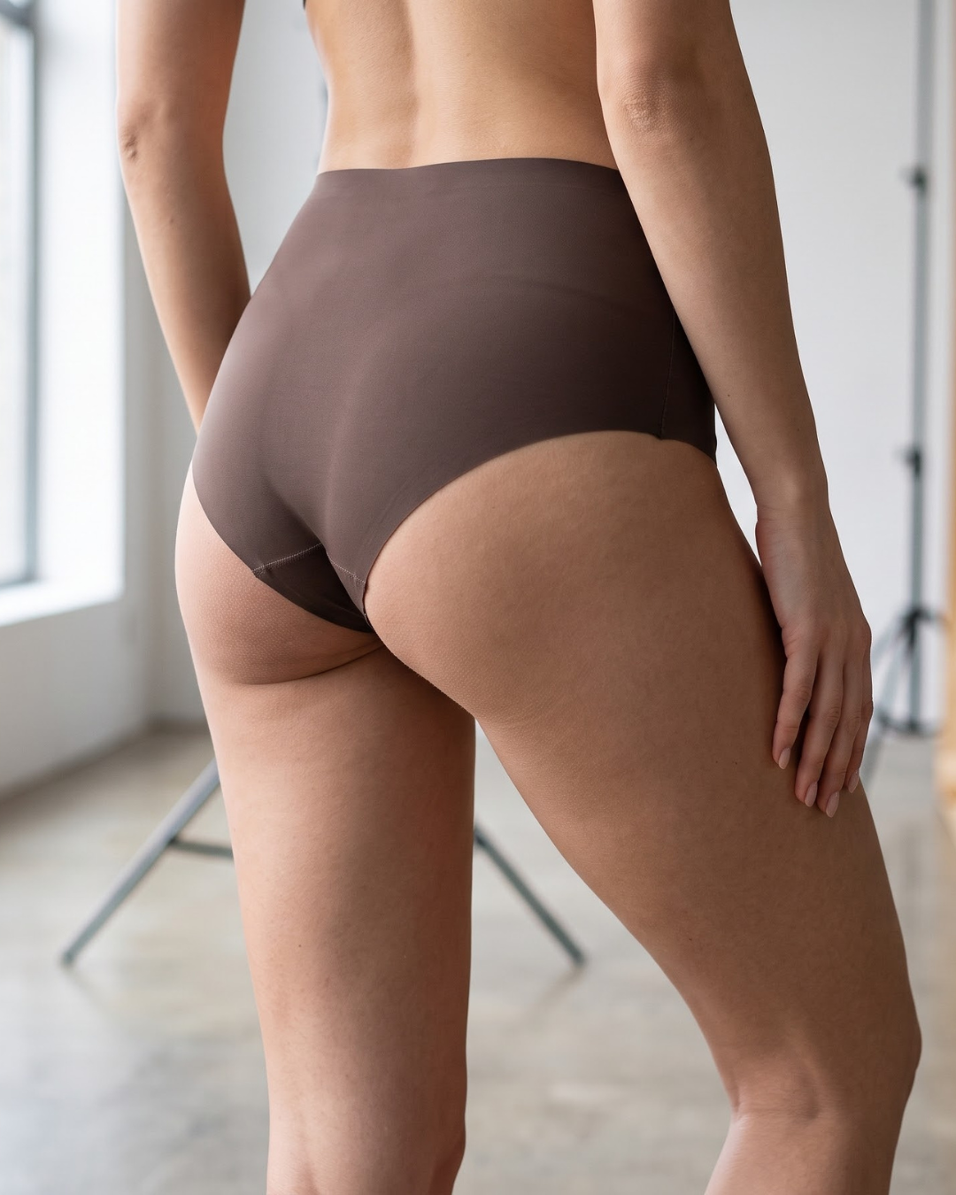 Calcinha culotte sem costura marrom vista de costas, cobertura total e conforto, Segunda Pele ELLEVE | ELLEVE, loja oficial uselleve.com