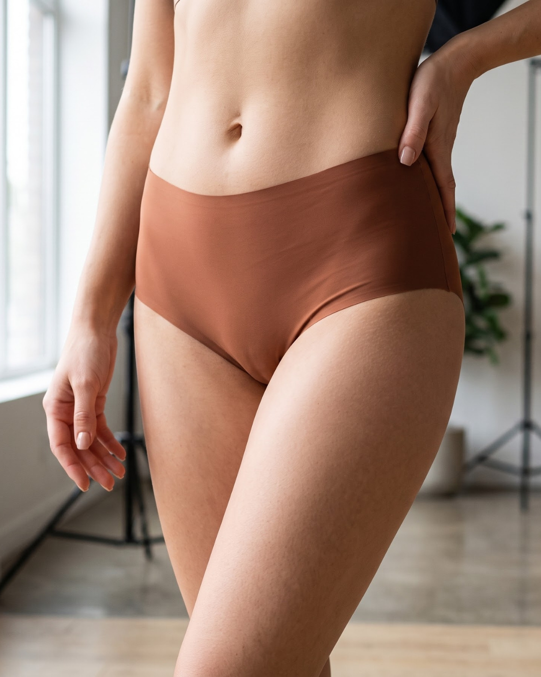 Detalhe da calcinha culotte sem costura terracota com cós alto e acabamento a laser | ELLEVE, loja oficial uselleve.com